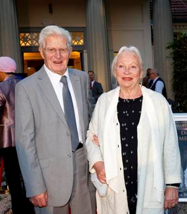 Peter Bause mit Ehefrau Helena Büdner-Bause bei der Premiere Der eingebildet Kranke und 90. Geburtstag von Dieter Hallervorden im Schloßpark Theater Berlin.