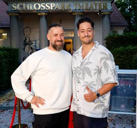 Bürger Lars Dietrich mit Sohn Sean Dietrich bei der Premiere Der eingebildet Kranke und 90. Geburtstag von Dieter Hallervorden im Schloßpark Theater Berlin.