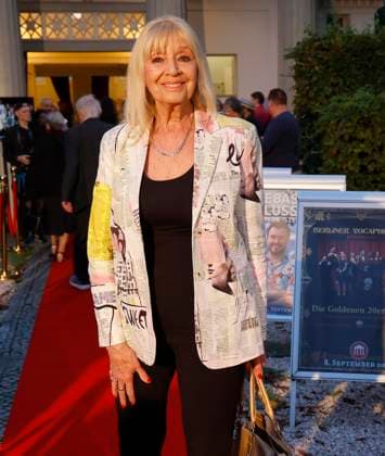 Cindy Berger bei der Premiere Der eingebildet Kranke und 90. Geburtstag von Dieter Hallervorden im Schloßpark Theater Berlin.