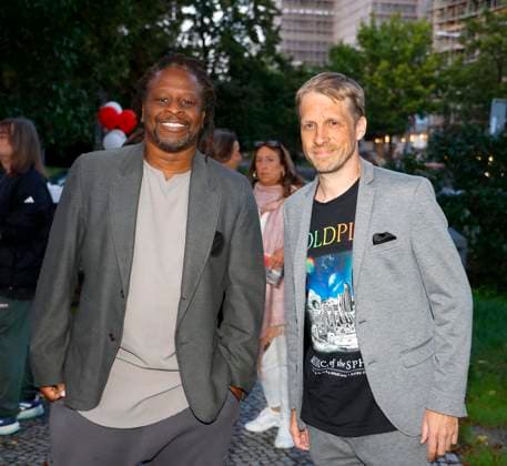 Mola Adebisi, Oliver Pocher bei der Premiere Der eingebildet Kranke und 90. Geburtstag von Dieter Hallervorden im Schloßpark Theater Berlin.