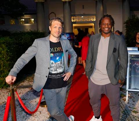 Oliver Pocher, Mola Adebisi bei der Premiere Der eingebildet Kranke und 90. Geburtstag von Dieter Hallervorden im Schloßpark Theater Berlin.