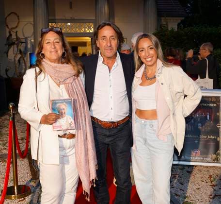 Dieter Landuris mit Ehefrau NAtascha und Tochter Isabella Luna bei der Premiere Der eingebildet Kranke und 90. Geburtstag von Dieter Hallervorden im Schloßpark Theater Berlin.