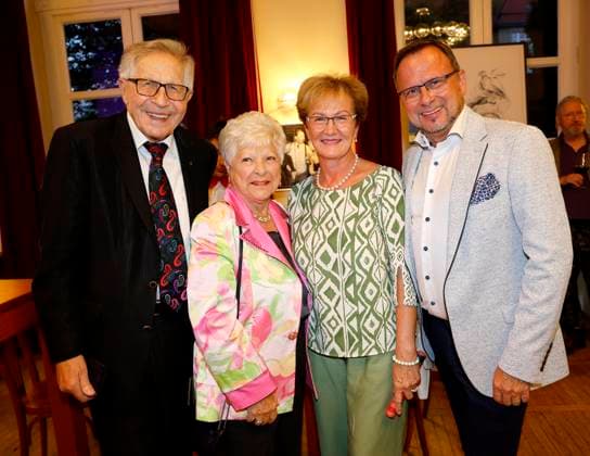 Otfried und Reni Laur, Kathrin und Ronny Heinrich bei der Premiere Der eingebildet Kranke und 90. Geburtstag von Dieter Hallervorden im Schloßpark Theater Berlin.