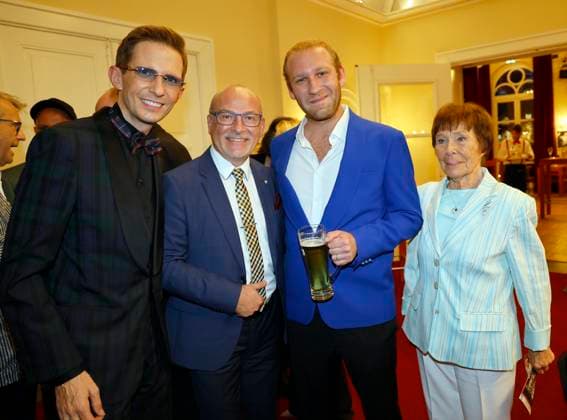 Marc Rudolf, Dennis, Schönwetter, Johannes Hallervorden, Karola Ebeling bei der Premiere Der eingebildet Kranke und 90. Geburtstag von Dieter Hallervorden im Schloßpark Theater Berlin.