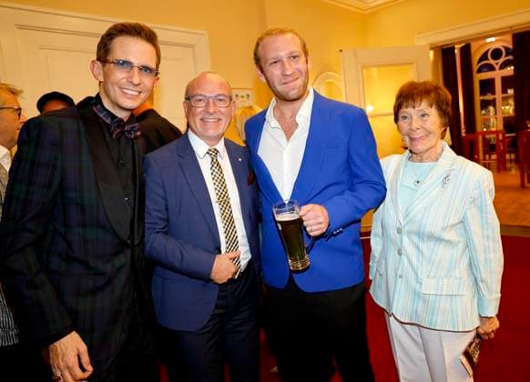 Marc Rudolf, Dennis, Schönwetter, Johannes Hallervorden, Karola Ebeling bei der Premiere Der eingebildet Kranke und 90. Geburtstag von Dieter Hallervorden im Schloßpark Theater Berlin.