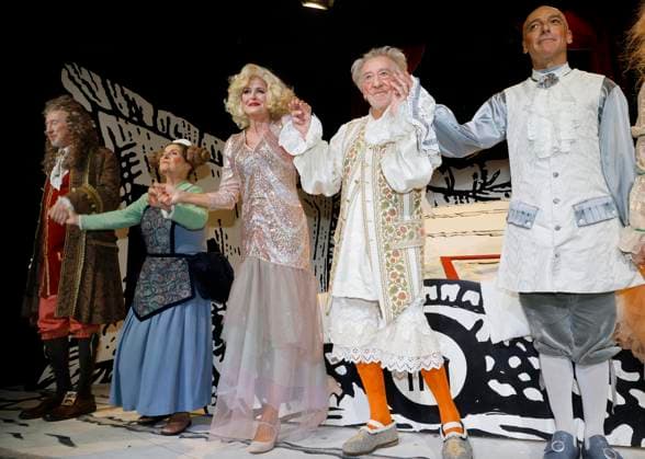 bei der Premiere Der eingebildet Kranke und 90. Geburtstag von Dieter Hallervorden im Schloßpark Theater Berlin.