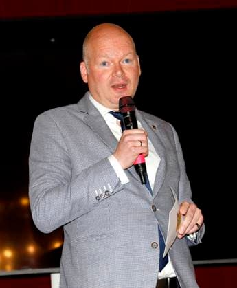 Tim Richter (stellvertr. Bezirksbürgermeister) bei der Premiere Der eingebildet Kranke und 90. Geburtstag von Dieter Hallervorden im Schloßpark Theater Berlin.