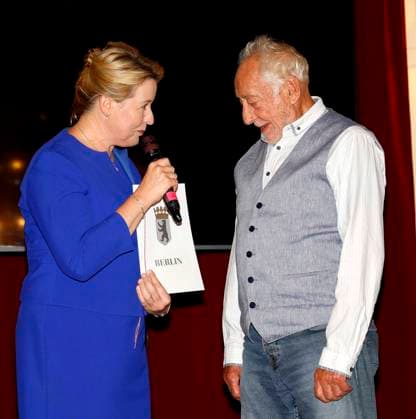 Franziska Giffey ueberreicht Diter Hallervorden die Urkunde bei der Premiere Der eingebildet Kranke und 90. Geburtstag von Dieter Hallervorden im Schloßpark Theater Berlin.