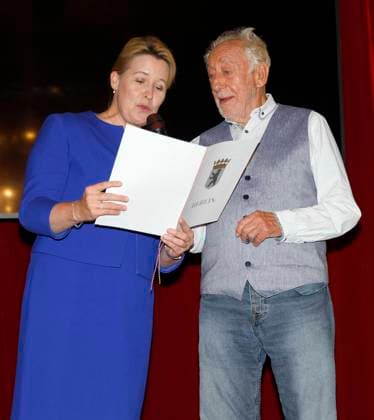 Franziska Giffey ueberreicht Diter Hallervorden die Urkunde bei der Premiere Der eingebildet Kranke und 90. Geburtstag von Dieter Hallervorden im Schloßpark Theater Berlin.