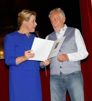 Franziska Giffey ueberreicht Diter Hallervorden die Urkunde bei der Premiere Der eingebildet Kranke und 90. Geburtstag von Dieter Hallervorden im Schloßpark Theater Berlin.