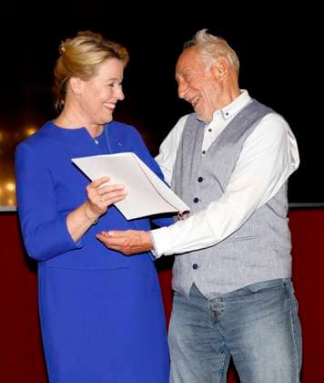 Franziska Giffey ueberreicht Diter Hallervorden die Urkunde bei der Premiere Der eingebildet Kranke und 90. Geburtstag von Dieter Hallervorden im Schloßpark Theater Berlin.