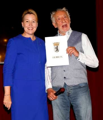 Franziska Giffey ueberreicht Diter Hallervorden die Urkunde bei der Premiere Der eingebildet Kranke und 90. Geburtstag von Dieter Hallervorden im Schloßpark Theater Berlin.
