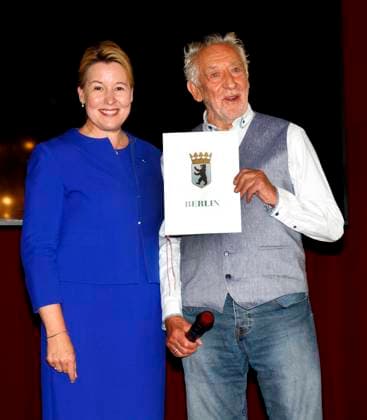 Franziska Giffey ueberreicht Diter Hallervorden die Urkunde bei der Premiere Der eingebildet Kranke und 90. Geburtstag von Dieter Hallervorden im Schloßpark Theater Berlin.