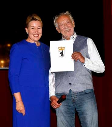 Franziska Giffey ueberreicht Diter Hallervorden die Urkunde bei der Premiere Der eingebildet Kranke und 90. Geburtstag von Dieter Hallervorden im Schloßpark Theater Berlin.