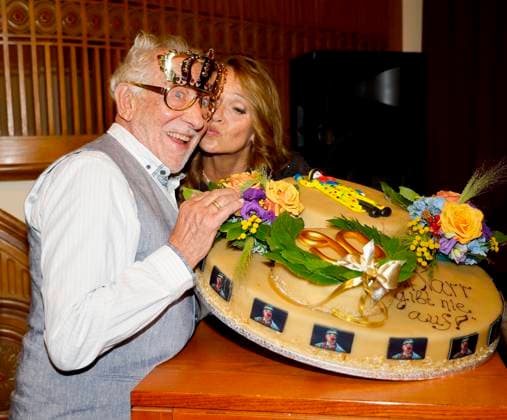Dieter Hallervorden mit Ehefrau Christiane Hallervorden bei der Premiere Der eingebildet Kranke und 90. Geburtstag von Dieter Hallervorden im Schloßpark Theater Berlin.