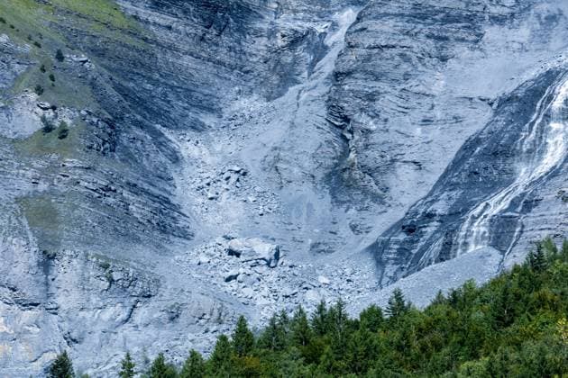Bilder des Jahres 2025, News September 09 News Themen der Woche KW36 EBOULEMENT CIRQUE FER A CHEVAL PHOTOPQR LE DAUPHINE Tom PHAM VAN SUU Sixt Fer à Cheval 06 09 2025 A Saint Jean de Sixt Haute Savoie , le 6 septembre 2025 Un important éboulement sest produit dans le Cirque du Fer à Cheval à Six Fer à Cheval, ce samedi vers 11h30 The area is closed by municipal decree and will remain so until stability studies are conducted 12 000 m3 sont tombés de la montagne Photo Tom Pham Van Suu Le Dauphiné Libéré Sixt Fer a Cheval, France, sept 6th 2025 An important landslide occurred in the Cirque du Fer à Cheval in Sixt Fer à Cheval this Saturday around 11 30 a m The area is closed by municipal decree and will remain so until stability studies are conducted 12,000 cubic meters fell from the mountain Sixt Fer à Cheval  Copyright: xPHOTOPQR LExDAUPHINE MAXPPPxTomxPHAMxVANxSUUx 20250906JDL3273 20250906JDL3273