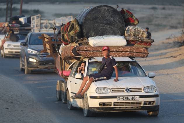 People continue to flee northern Gaza due to Israeli attacks GAZA STRIP - SEPTEMBER 06: Palestinians move toward central Gaza through Al-Rashid Street using vehicles, horse carts, and traveling on foot with their limited belongings, as intensified Israeli attacks on northern Gaza force them to flee, in the Gaza Strip on September 06, 2025. Hassan Jedi Anadolu Gaza City Gaza. Editorial use only. Please get in touch for any other usage.  Copyright: x2025xAnadoluxHassanxJedix