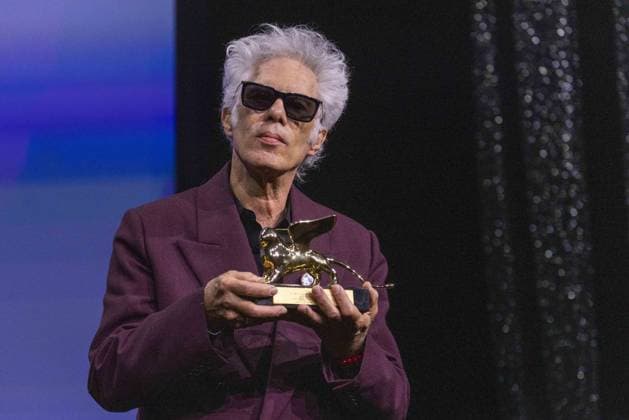 Bilder des Jahres 2025, Entertainment 09 September Entertainment Themen der Woche KW36 Closing Ceremony - The 82nd Venice International Film Festival VENICE, ITALY - SEPTEMBER 06: Jim Jarmush receives the Golden Lion Award for best movie for Father Mother Sister Brother on stage during the 82nd Venice International Film Festival at Sala Grande on September 06, 2025 in Venice, Italy. Prima Barol Anadolu Venice Italy. Editorial use only. Please get in touch for any other usage.  Copyright: x2025xAnadoluxPrimaxBarolx