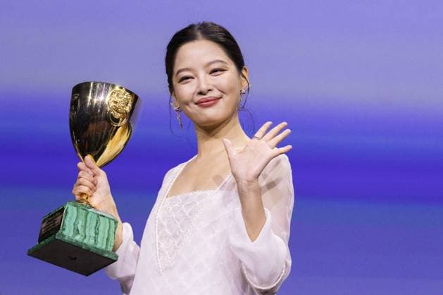 Closing Ceremony - The 82nd Venice International Film Festival VENICE, ITALY - SEPTEMBER 06: Xin Zhilei receives the Coppa Volpi for Best Actress for The Sun Rises on Us All at the closing ceremony during the 82nd Venice International Film Festival on September 06, 2025 in Venice, Italy. Primo Barol Anadolu Venice Italy. Editorial use only. Please get in touch for any other usage.  Copyright: x2025xAnadoluxPrimoxBarolx