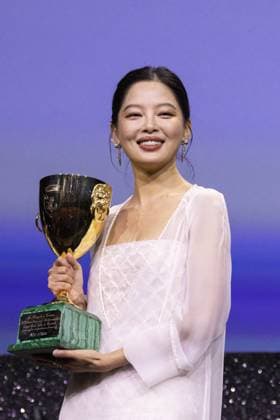 Closing Ceremony - The 82nd Venice International Film Festival VENICE, ITALY - SEPTEMBER 06: Xin Zhilei receives the Coppa Volpi for Best Actress for The Sun Rises on Us All at the closing ceremony during the 82nd Venice International Film Festival on September 06, 2025 in Venice, Italy. Primo Barol Anadolu Venice Italy. Editorial use only. Please get in touch for any other usage.  Copyright: x2025xAnadoluxPrimoxBarolx