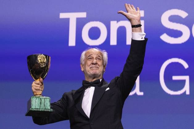 Bilder des Jahres 2025, Entertainment 09 September Entertainment Themen der Woche KW36 Closing Ceremony - The 82nd Venice International Film Festival VENICE, ITALY - SEPTEMBER 06: Toni Servillo receives the Coppa Volpi for Best Actor for La Grazia at the closing ceremony during the 82nd Venice International Film Festival on September 06, 2025 in Venice, Italy Primo Barol Anadolu Venice Italy. Editorial use only. Please get in touch for any other usage.  Copyright: x2025xAnadoluxPrimoxBarolx