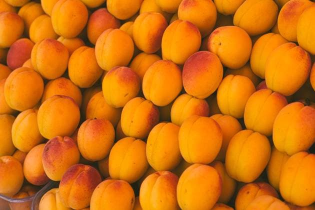 Fresh organic apricots at a Turkish bazaar A vibrant display of fresh organic apricots at a local bazaar in Antalya, Turkey. The ripe, golden fruits showcase the bounty of Turkish agriculture and local markets Model Released AlinaKandybka_ID30794_1042938_002 Copyright: xAlinaxKandybkax RECORD DATE NOT STATED