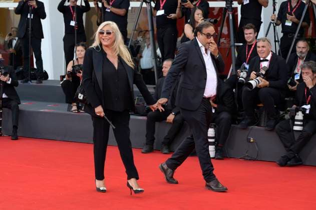 Mara Venier mit Begleitung bei der Closing Ceremony mit Preisverleihung und der Premiere des Kinofilms Chien 51 Dog 51 auf der Biennale di Venezia 2025 82. Internationale Filmfestspiele von Venedig im Palazzo del Cinema. Venedig, 06.09.2025