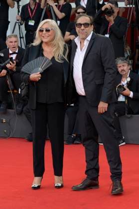 Mara Venier mit Begleitung bei der Closing Ceremony mit Preisverleihung und der Premiere des Kinofilms Chien 51 Dog 51 auf der Biennale di Venezia 2025 82. Internationale Filmfestspiele von Venedig im Palazzo del Cinema. Venedig, 06.09.2025