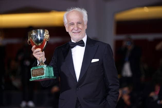 Foto IPP Daniele Cifala’ Venezia 06 09 2025 Patroness Photocall - The 81st Venice International Film Festival nella foto : Toni Servillo poses with the Coppa Volpi for Best Actor for La Grazia during the winners photocall at the 82nd Venice International Film Festival on September 06, 2025 in Venice, Italy. Italy Photo Press - World Copyright