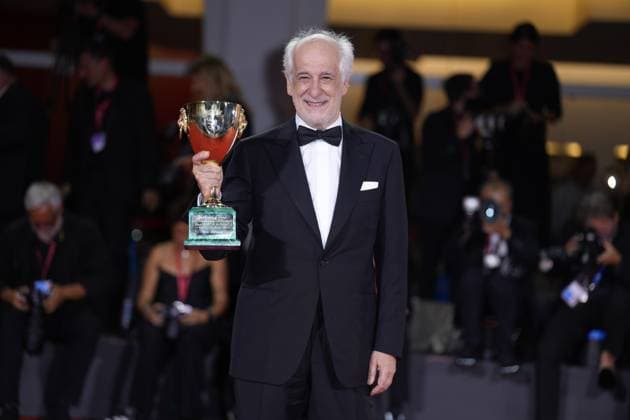 Foto IPP Daniele Cifala’ Venezia 06 09 2025 Patroness Photocall - The 81st Venice International Film Festival nella foto : Toni Servillo poses with the Coppa Volpi for Best Actor for La Grazia during the winners photocall at the 82nd Venice International Film Festival on September 06, 2025 in Venice, Italy. Italy Photo Press - World Copyright