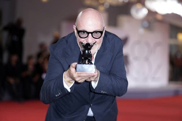 Foto IPP Daniele Cifala’ Venezia 06 09 2025 Patroness Photocall - The 81st Venice International Film Festival nella foto : Gianfranco Rosi poses with the Special Jury Prize for Below the Clouds during the winners photocall at the 82nd Venice International Film Festival on September 06, 2025 in Venice, Italy. Italy Photo Press - World Copyright