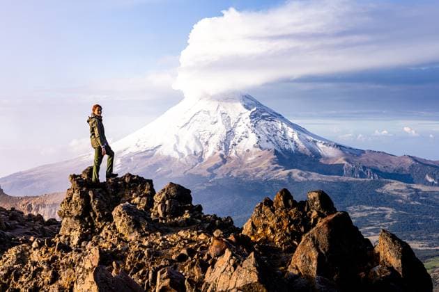 MR_ID30852_22242_DianaRemis.jpg, MR_ID30852_22243_FernandoAlanis.jpg A hiker stands on rocky terrain overlooking the majestic Iztaccihuatl volcano in Mexico. The snow-capped peak and clear skies create a breathtaking backdrop for adventure Model Released EduardoGavira_ID30852_1045682_006 Copyright: xEduardoxGavirax RECORD DATE NOT STATED