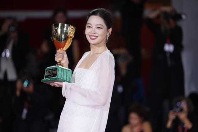 Foto IPP Daniele Cifala’ Venezia 06 09 2025 Patroness Photocall - The 81st Venice International Film Festival nella foto : Xin Zhilei poses with the Coppa Volpi for Best Actress for The Sun Rises on Us All during the winners photocall at the 82nd Venice International Film Festival on September 06, 2025 in Venice, Italy. Italy Photo Press - World Copyright