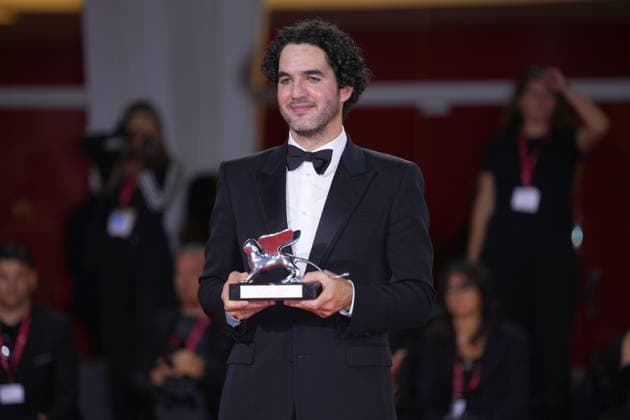 Foto IPP Daniele Cifala’ Venezia 06 09 2025 Patroness Photocall - The 81st Venice International Film Festival nella foto : Benny Safdie poses with the Silver Lion for Best Director for The Smashing Machine during the winners photocall at the 82nd Venice International Film Festival on September 06, 2025 in Venice, Italy. Italy Photo Press - World Copyright