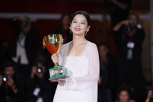 Foto IPP Daniele Cifala’ Venezia 06 09 2025 Patroness Photocall - The 81st Venice International Film Festival nella foto : Xin Zhilei poses with the Coppa Volpi for Best Actress for The Sun Rises on Us All during the winners photocall at the 82nd Venice International Film Festival on September 06, 2025 in Venice, Italy. Italy Photo Press - World Copyright