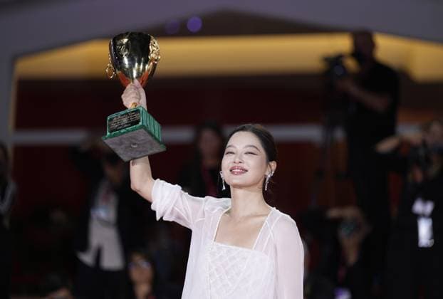 Foto IPP Daniele Cifala’ Venezia 06 09 2025 Patroness Photocall - The 81st Venice International Film Festival nella foto : Xin Zhilei poses with the Coppa Volpi for Best Actress for The Sun Rises on Us All during the winners photocall at the 82nd Venice International Film Festival on September 06, 2025 in Venice, Italy. Italy Photo Press - World Copyright