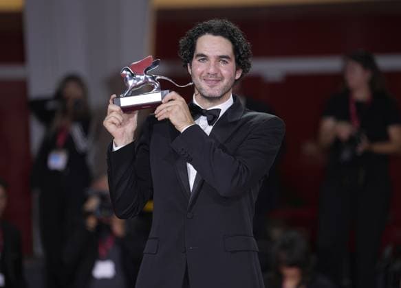Foto IPP Daniele Cifala’ Venezia 06 09 2025 Patroness Photocall - The 81st Venice International Film Festival nella foto : Benny Safdie poses with the Silver Lion for Best Director for The Smashing Machine during the winners photocall at the 82nd Venice International Film Festival on September 06, 2025 in Venice, Italy. Italy Photo Press - World Copyright