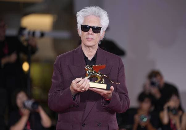 Foto IPP Daniele Cifala’ Venezia 06 09 2025 Patroness Photocall - The 81st Venice International Film Festival nella foto : Jim Jarmusch poses with the Golden Lion for Best Film for Father Mother Sister Brother during the winners photocall at the 82nd Venice International Film Festival on September 06, 2025 in Venice, Italy. Italy Photo Press - World Copyright