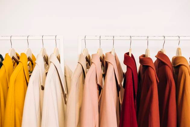 Colorful coats hanging on display in a store A selection of colorful autumn coats hanging neatly on a clothing rack in a store. The variety of colors ranges from mustard yellow to deep burgundy, creating a warm visual appeal. Model Released HannaYakimenko_ID31135_1056220_002 Copyright: xHannaxYakimenkox