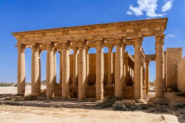 MR_ID30073_22372_JavierBallester.jpg Explore the ancient ruins of the main temple of Hatra in Iraq, showcasing the grandeur of classical architecture with towering columns set against a bright blue sky. Model Released JavierBallester_ID30073_1015038_019 Copyright: xJavierxBallesterx