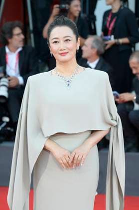 Closing ceremony red carpet in Venice Lido, Italy - 06 Sep 2025 Zhao Tao attends the closing ceremony red carpet of 82nd Venice Film Festival in Venice Lido at Palazzo del Cinema. Venice Lido Italy Copyright: xMarioxCartellix xSOPAxImagesx _DSC7975