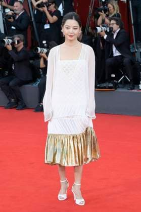 Closing ceremony red carpet in Venice Lido, Italy - 06 Sep 2025 Xin Zhilei attends the closing ceremony red carpet of 82nd Venice Film Festival in Venice Lido at Palazzo del Cinema. Venice Lido Italy Copyright: xMarioxCartellix xSOPAxImagesx _DSC8054
