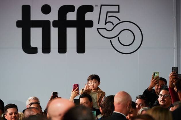 September 6, 2025, Toronto, On, Canada: A young child waves to Actor Keanu Reeves as he greets fans while arriving to the red carpet for the film Good Fortune during the Toronto International Film Festival in Toronto, on Saturday, Sept. 6, 2025. Toronto Canada  - ZUMAc35_ 20250906_zaf_c35_205 Copyright: xSammyxKoganx