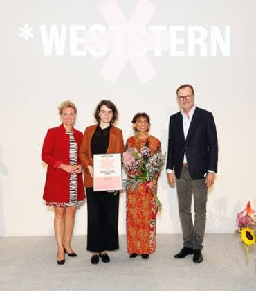 06.09.2025. Düsseldorf. Der neu ins Leben gerufene Weststern-Förderpreis 2025 geht an vier Kunstvereine in Nordrhein-Westfalen. Mit dem Preis sollen Kunstvereine unterstützt werden, die mit besonderen Konzepten und hohem bürgerschaftlichem Einsatz neue Impulse für die Kunstlandschaft in NRW setzen. Das gesamte Fördervolumen beträgt 100.000 Euro. Aus 13 nominierten Institutionen wählte eine Jury die Preisträger aus. Für die Herausragende Ausstellung wurde der Dortmunder Kunstverein prämiert. Hier v. li.: Ina Brandes, NRW-Ministerin für Kultur und Wissenschaft, Rebekka Seubert, Latefa Wiersch sowie Jan Fischer. Düsseldorf Kunnstsammlung K20 Nordrhein-Westfalen Deutschland