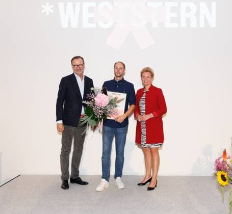 06.09.2025. Düsseldorf. Der neu ins Leben gerufene Weststern-Förderpreis 2025 geht an vier Kunstvereine in Nordrhein-Westfalen. Mit dem Preis sollen Kunstvereine unterstützt werden, die mit besonderen Konzepten und hohem bürgerschaftlichem Einsatz neue Impulse für die Kunstlandschaft in NRW setzen. Das gesamte Fördervolumen beträgt 100.000 Euro. Aus 13 nominierten Institutionen wählte eine Jury die Preisträger aus. Eine Besondere Anerkennung ging an den Neuen Essener Kunstverein. Hier v. li.: Jan Fischer, Direktor Moritz Scheper sowie Ina Brandes, NRW-Ministerin für Kultur und Wissenschaft. Düsseldorf Kunnstsammlung K20 Nordrhein-Westfalen Deutschland