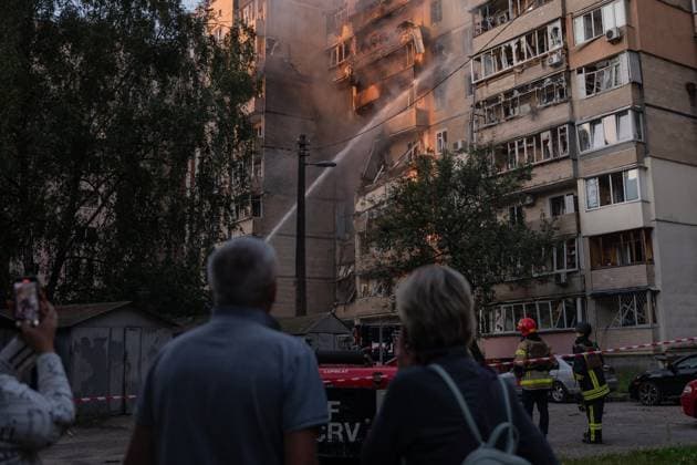 Bilder des Jahres 2025, News September 09 News Themen der Woche KW36 September 7, 2025, Kyiv, Ukraine, Ukraine: Residents react to the damage of their apartment building after a combined missle and drone attack struck Kyiv, Ukraine on the early hours of Sunday September, 7, 2025. Kyiv Ukraine - ZUMAj167 20250907_zip_j167_016 Copyright: xSvetxJacquelinex