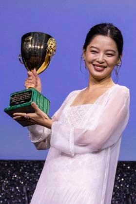 Xin Zhilei mit dem Coppa Volpi für die beste Darstellerin in The Sun Rises on Us All bei der Preisverleihung der Biennale di Venezia 2025 82. Internationale Filmfestspiele von Venedig im Palazzo del Cinema. Venedig, 06.09.2025