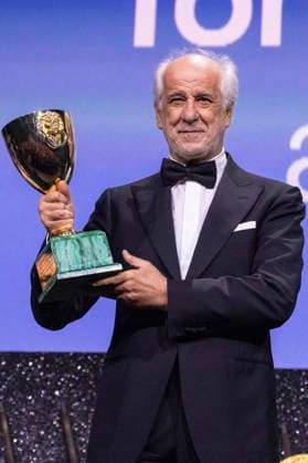 Toni Servillo mit dem Coppa Volpi für den besten Darsteller in La Grazia bei der Preisverleihung der Biennale di Venezia 2025 82. Internationale Filmfestspiele von Venedig im Palazzo del Cinema. Venedig, 06.09.2025