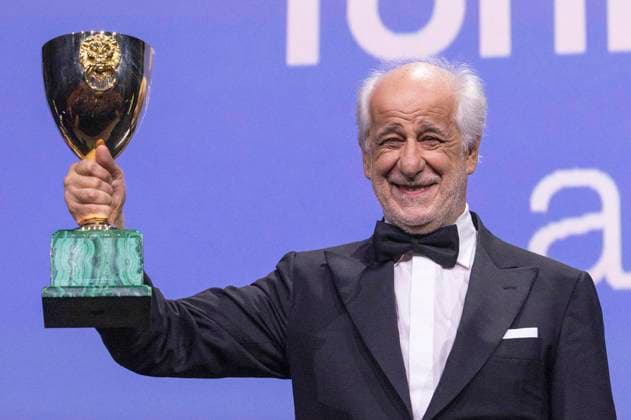 Toni Servillo mit dem Coppa Volpi für den besten Darsteller in La Grazia bei der Preisverleihung der Biennale di Venezia 2025 82. Internationale Filmfestspiele von Venedig im Palazzo del Cinema. Venedig, 06.09.2025
