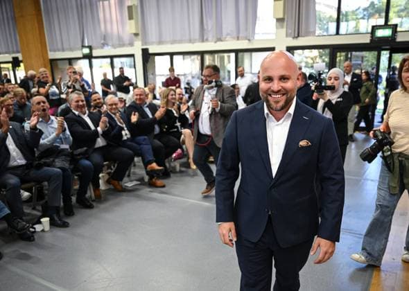 Tuebingen 05.09.2025 Streitgespraech Podium in der Hermann Hepper Halle, zwischen Tuebingens Oberbuergermeister, Boris Palmer und dem AfD Landesvorsitzender Baden-Wuerttemberg, Markus Frohnmaier: AfD Chef Baden-Wuerttemberg, Markus Frohnmaier kommt in die Halle *** Tuebingen 05 09 2025 Debate panel discussion in the Hermann Hepper Halle, between Tuebingens mayor, Boris Palmer and the AfD state chairman of Baden Wuerttemberg, Markus Frohnmaier AfD head of Baden Wuerttemberg, Markus Frohnmaier comes into the hall Ulmer